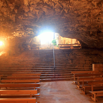 Grotta Chiesa Di San Michele In Monte Laureto Vista Posteriore